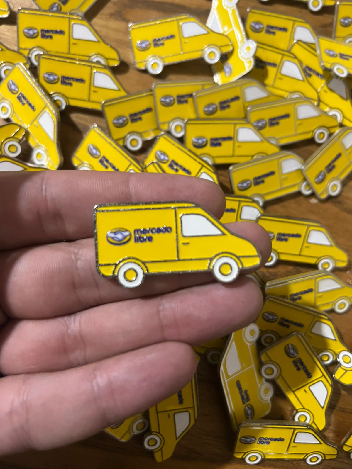 Pins metálicos personalizados para Mercado Libre · Stranger Pins Buenos Aires