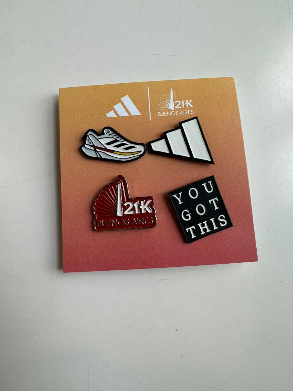 Pack de pins múltiples baños Adidas 21K BA · Stranger Pins
