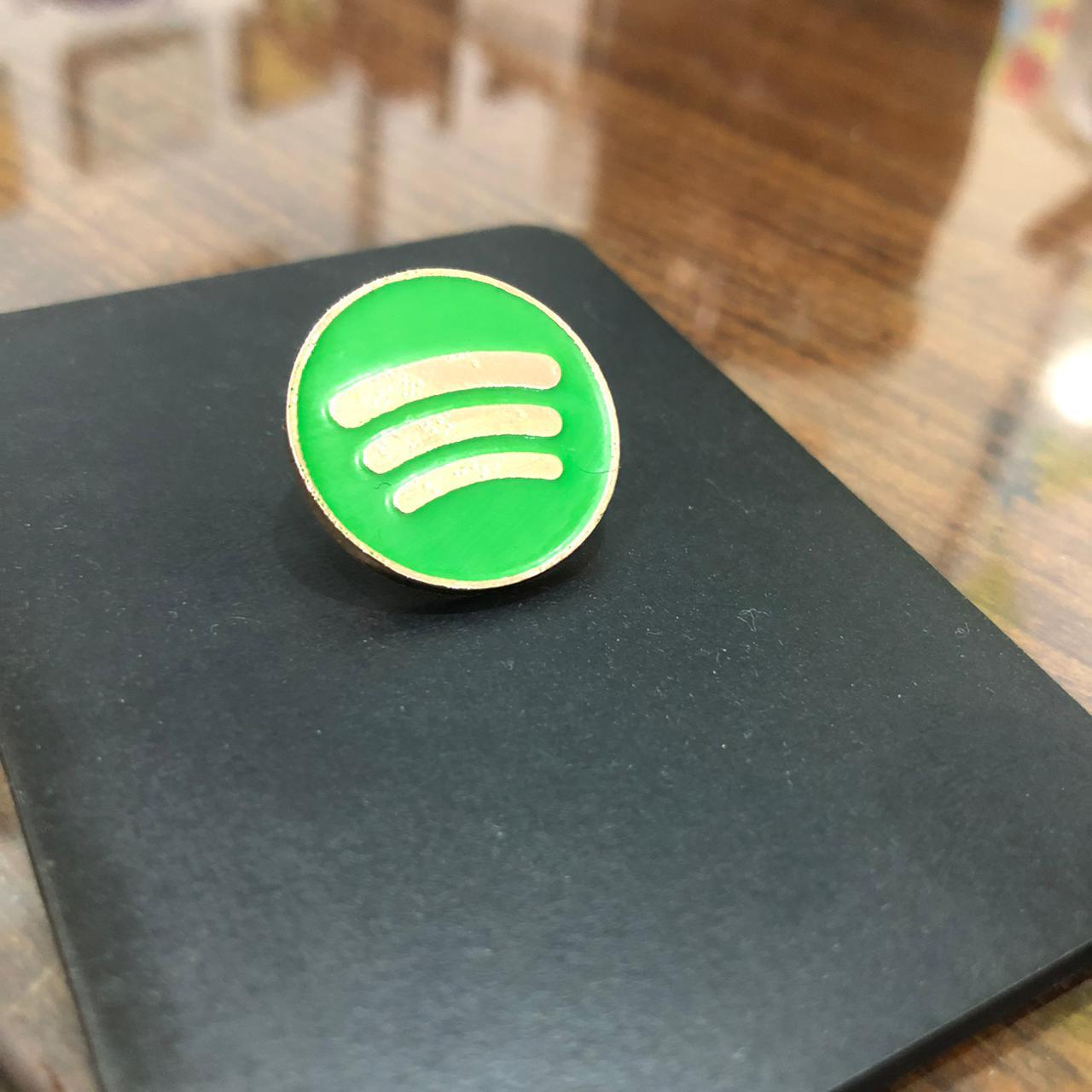 Pin Soft Enamel baño dorado Spotify House · Stranger Pins