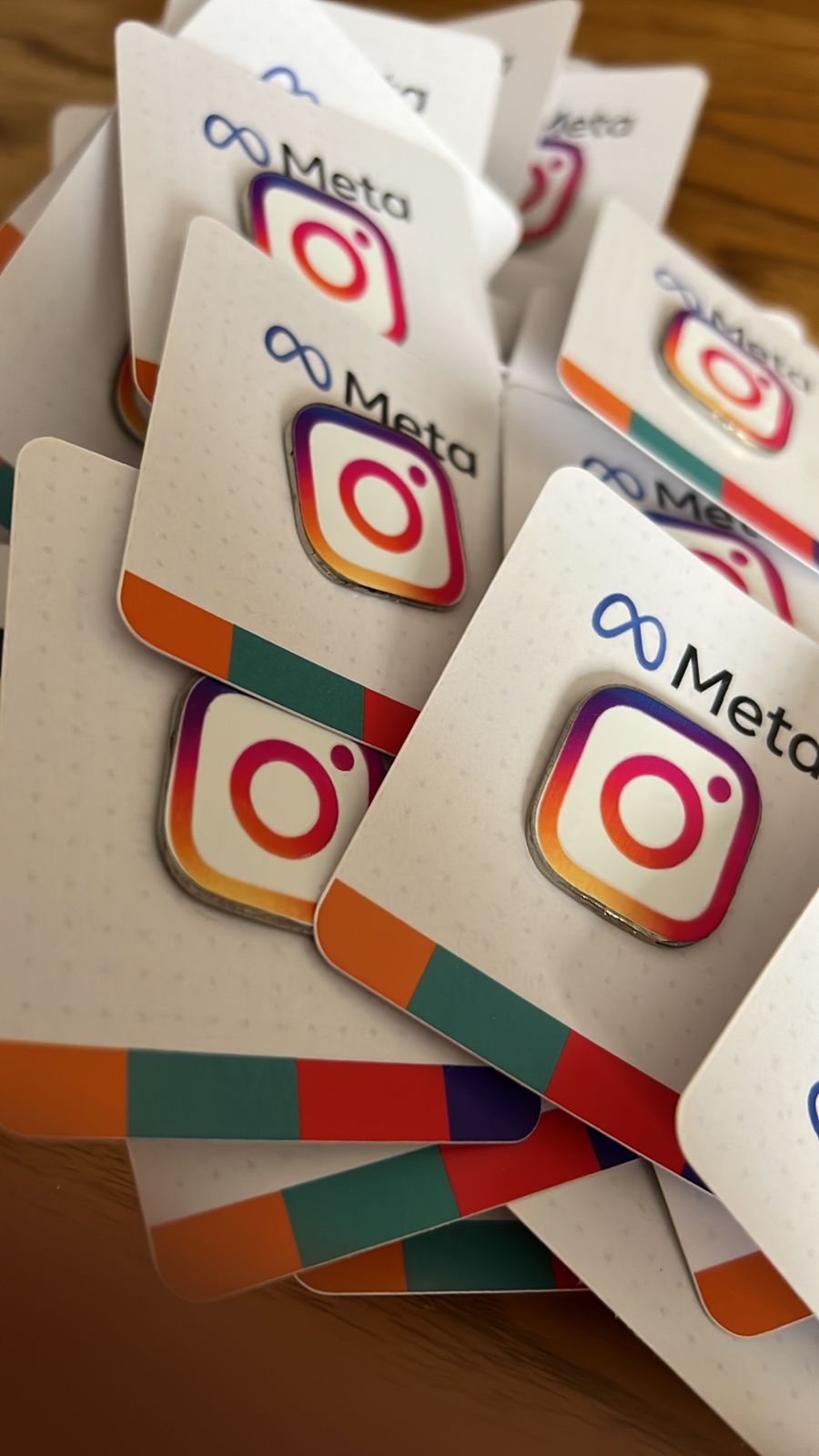 SUN Enamel impresión UV Meta Instagram · Stranger Pins